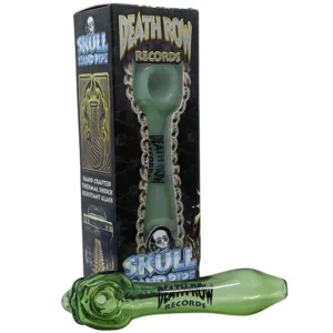 Death Row Records skull hand pipe van 10 cm, compacte pijp met schedelontwerp, verkrijgbaar in verschillende kleuren.
