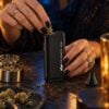 Het vullen van de kom van de Dip Devices gloeiende sintel